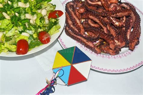 Limpie La Comida De Lunes Ensalada De La Haba Y Pulpo Asado Imagen De