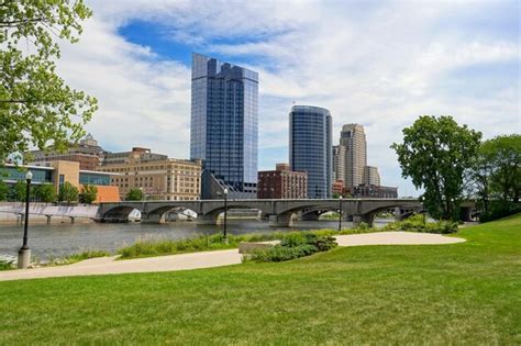 Premium Photo | Grand river and downtown grand rapids michigan skyline