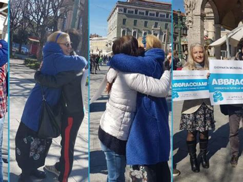 Un Nastro Azzurro Che Diventa Fiocco Gli Abbracci Per L Autismo