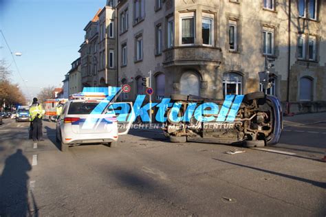 Schwerer Verkehrsunfall In Stuttgart Taxifahrer Und Mitfahrerin