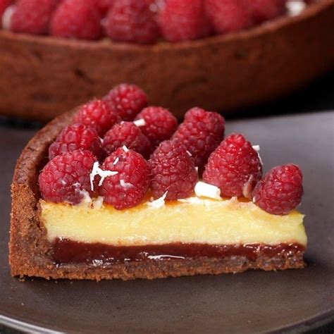 Crostata Con Frolla Al Cacao Con Crema Al Cioccolato Bianco E Lamponi