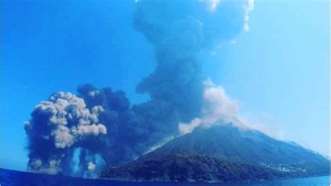 Video Esplosioni Stromboli Viste Dal Mare Lisola Scompare Le