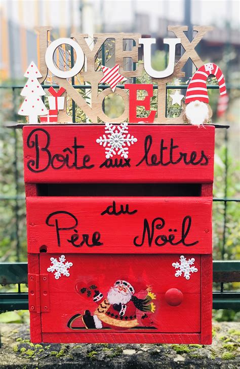 La boîte aux lettres du père Noël est arrivée à lentrée de lécole