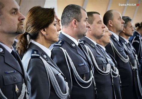 Katowice Prawie 80 nowych policjantów ślubowało na sztandar Są wśród