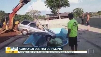 Carro cai dentro de piscina após criança de 2 anos dar partida