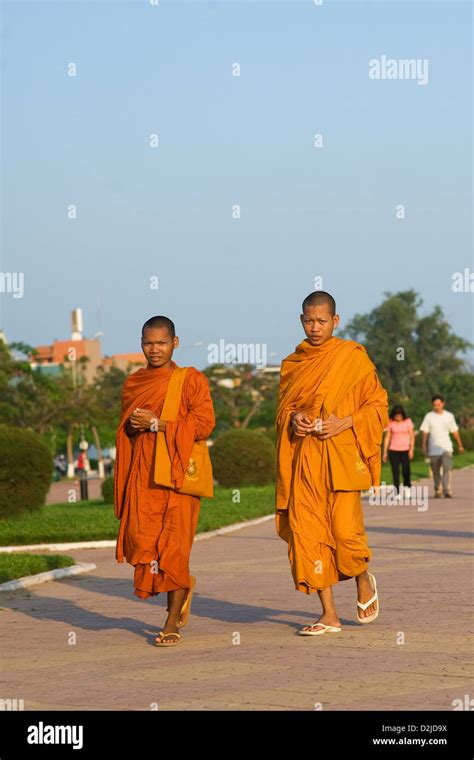 Buddhist Monks Walking Hi Res Stock Photography And Images Alamy