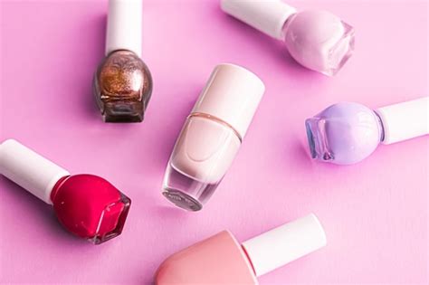 Botellas De Esmalte De U As Sobre Fondo Rosa Marca De Belleza Foto