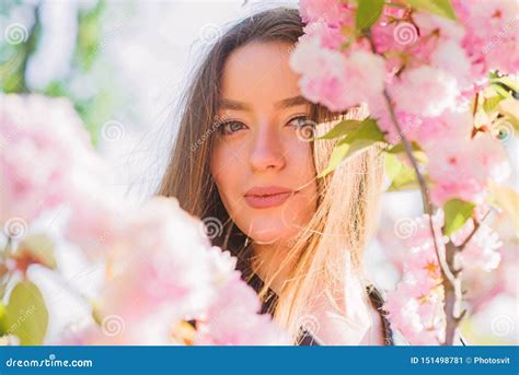 Olor Del Flor Alergia Mujer En La Floraci N De La Flor De La Primavera