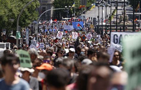 Hiszpania Demonstranci Pod Flagami Z Sierpem I M Otem Protestowali