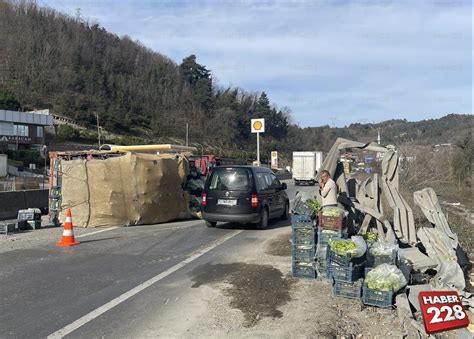 Marul Y Kl Kamyonetin Devrildi I Yolda Uzun Ara Kuyru U Olu Tu