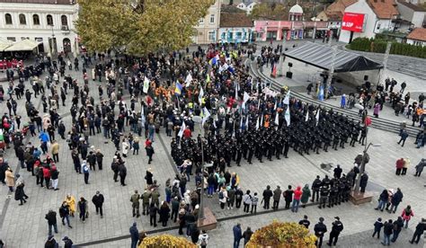 Sve Ani Defile Povodom Dana Dr Avnosti Centralna Manifestacija Na Trgu