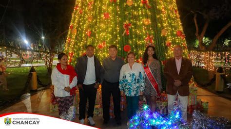 Inicio del Mes Navideño Encendido del Árbol de Navidad y Celebración