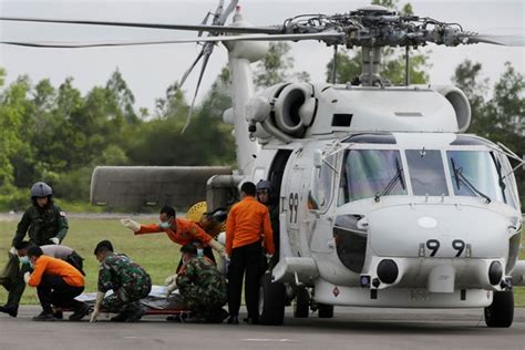 Indonesian divers recover 6 more bodies from AirAsia crash | World ...