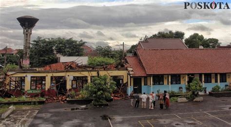 Potret Atap Sdn Kedaung Ambruk Diterjang Hujan Deras Pemkot Depok