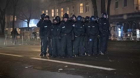 Berliner Feuerwehr Polizei Und Politik Ziehen Positive Silvester