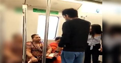 Delhi Metro Fight अब दिल्ली मेट्रो में रोमांस करने पर आंटियों ने कपल