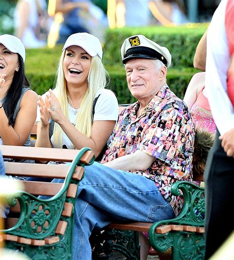 Photo Exclusif Hugh Hefner Et Sa Femme Crystal A Disneyland En