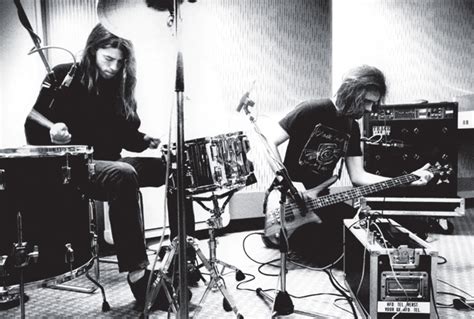 Watch Dave Grohl Play With Nirvana For The Very First Time In 1990 ...