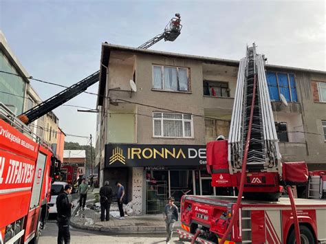 Ümraniye de 3 katlı binanın çatısında çıkan yangın söndürüldü Haberler