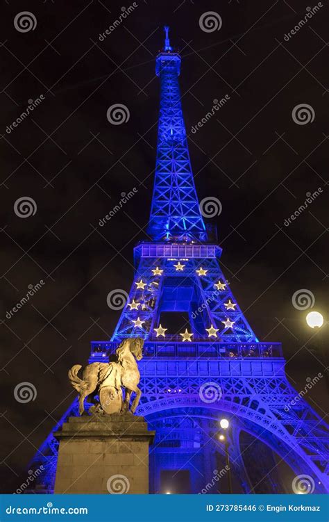 La Ic Nica Torre Eiffel Iluminada Por La Noche En Par S Francia Foto