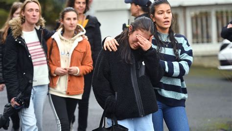 Une Enseignante Tu E Par L Un De Ses L Ves En Plein Cours Saint Jean