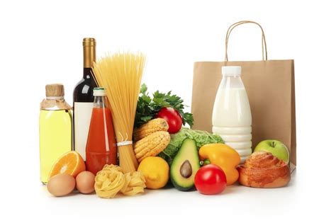 Бумажный пакет и разные продукты питания изолированы | Премиум Фото
