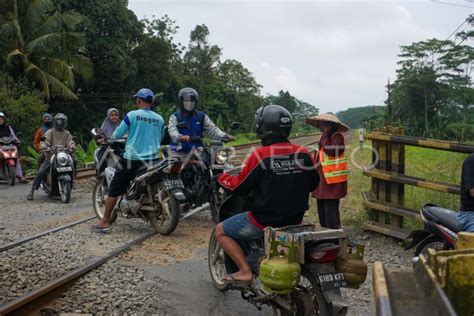 PERLINTASAN KERETA API SEBIDANG TANPA PALANG PINTU ANTARA Foto