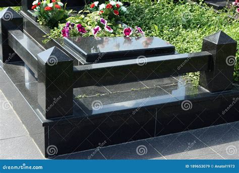 Grave Designs With Tiles Design Talk