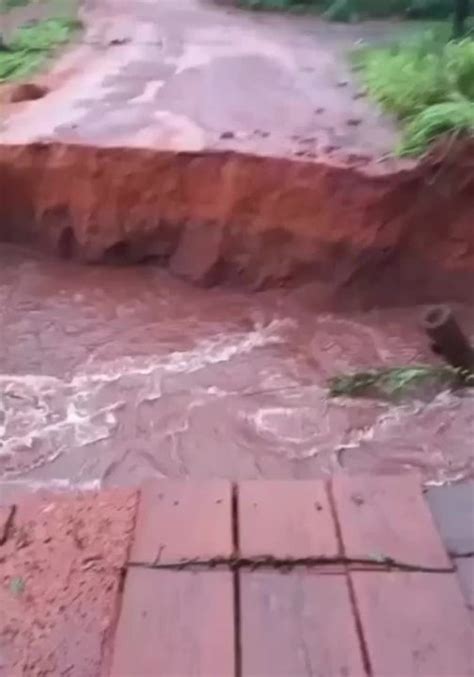 V Deo Banhistas Ficam Ilhados Durante Temporal E S O Salvos Ap S