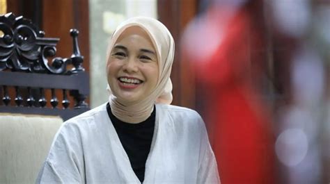 Jadikan Bahu Ganjar Pranowo Sebagai Tempat Ternyaman Siti Atikoh