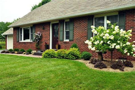 28 Beautiful Small Front Yard Garden Design Ideas