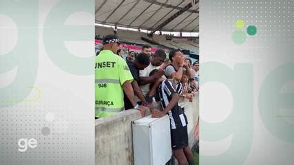 Yarlen se emociona o pai após estreia pelo Botafogo no Maracanã