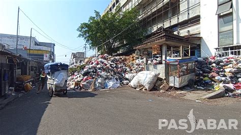 Viral Tumpukan Sampah Menggunung Hingga Tutup Jalan Di Kota Bandung