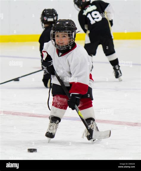 Ice hockey kids playing hi-res stock photography and images - Alamy