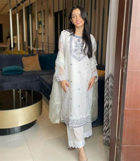 Aina Asif In Simple Pakistani Dresses Pakistani Fancy Dresses