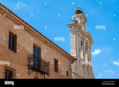 Capilla De San Ildefonso En Alcal De Henares Con Cig E As En La Torre