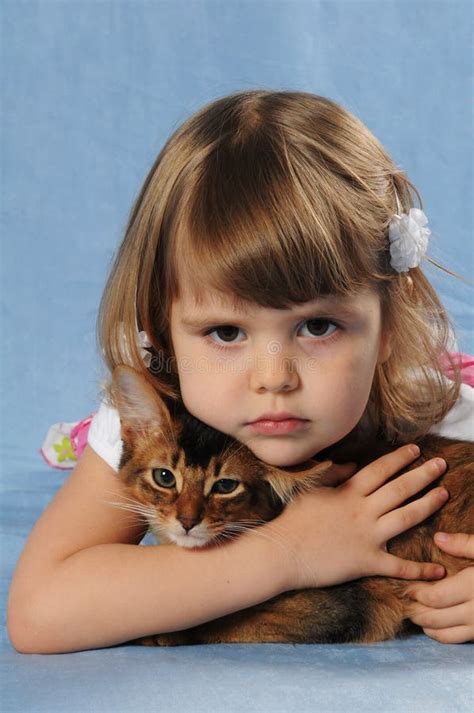 Petite Fille Se Trouvant Avec La Couleur Vermeille De Chaton Somali