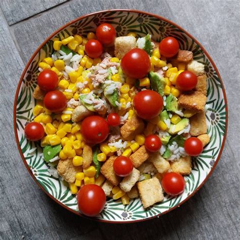 Une Nouvelle Assiette Haute En Couleurs Des Tomates Cerises Du Jardin