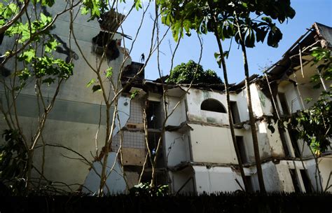 Parte de estrutura de prédio abandonado desaba no Recife Local