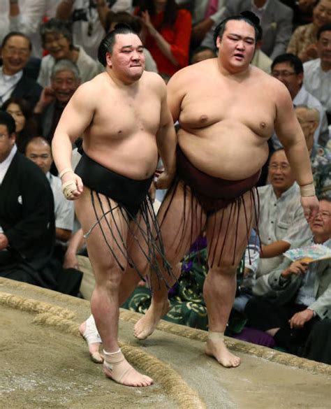 2012年秋場所13日目、日馬富士（左）は寄り切りで稀：日馬富士 写真特集：時事ドットコム