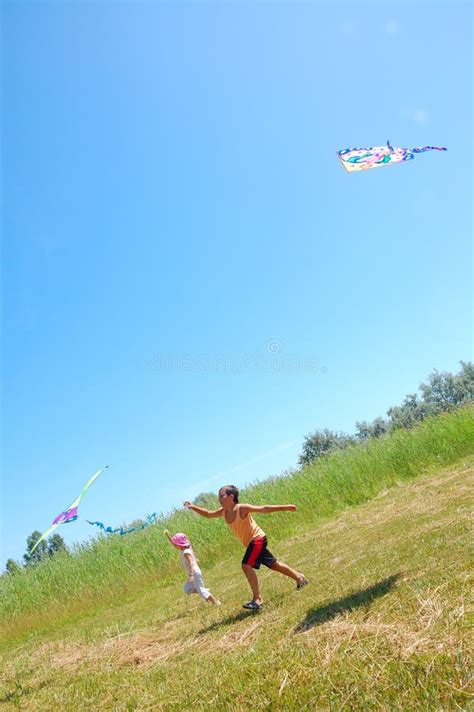 Gosses Pilotant Des Cerfs Volants Haut Vers Le Haut Photo Stock Image