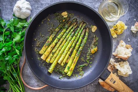 Grünen Spargel braten so geht s schnell einfach tastybits de