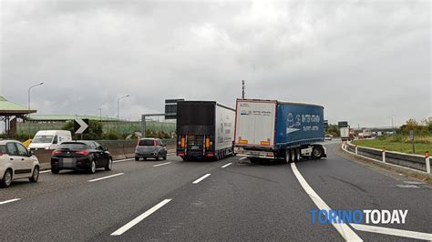 Incidente In Tangenziale A Stupinigi Di Nichelino Tir Ripiegato 30