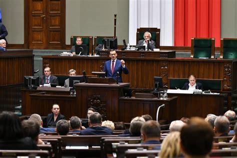 Sondaż Kantar Public PiS i PO najbardziej rozpoznawanymi partiami