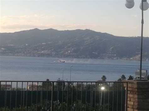 Incendio Su Traghetto Nello Stretto Di Messina Nessun Ferito Foto E