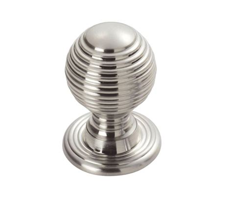 Carlisle Brass Fingertip Queen Anne Reeded Cupboard Knob Mm Mm Or