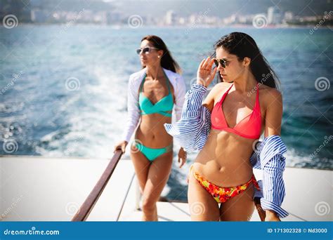 Hermosas Mujeres Felices En Bikini Sexy Disfrutando De Vacaciones De