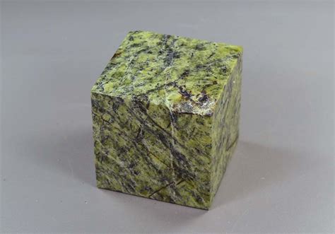 Купить Кубик из змеевика 50 мм 330 в интернет-магазине «Долина Камней»
