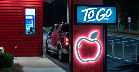 Applebee’s continues test of pickup windows | Nation's Restaurant News