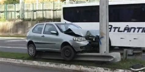 Carro Bate Em Poste E Veículo Fica Destruído Em Salvador